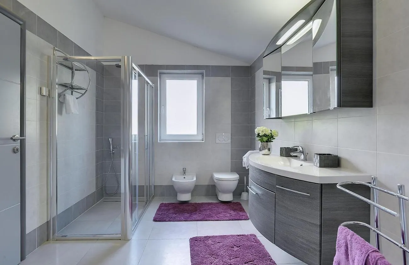 Villa Entini Vinkuran 0*,  Croácia