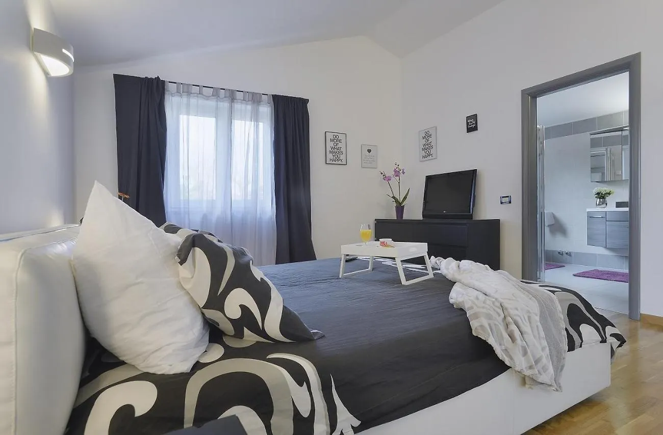 Villa Entini Vinkuran 0*,  Croatia