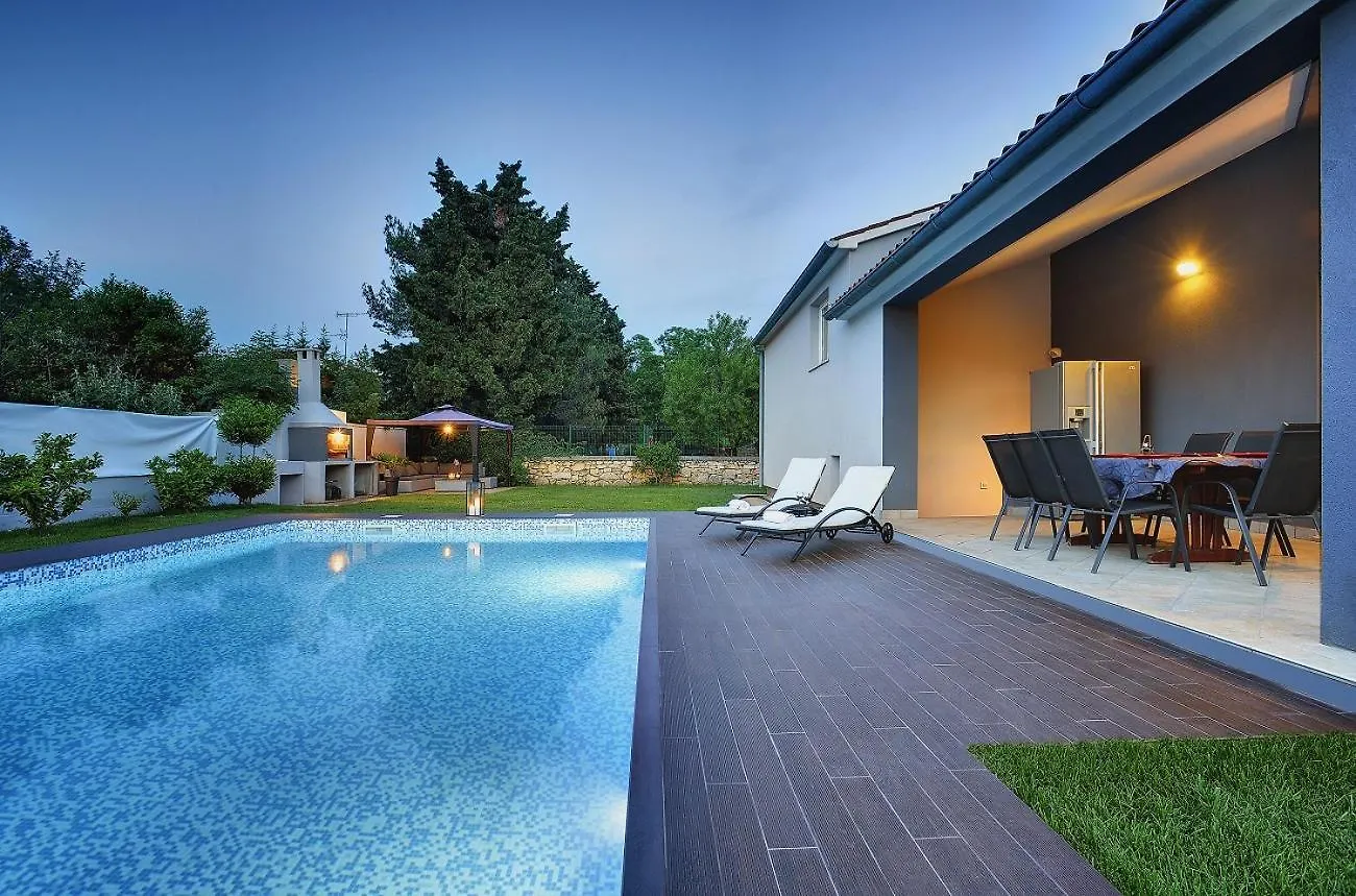 Villa Entini Vinkuran 0*,  Croatia