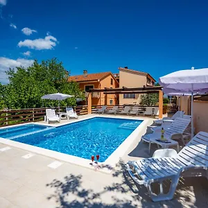 E-m With Private Pool Pensjonat